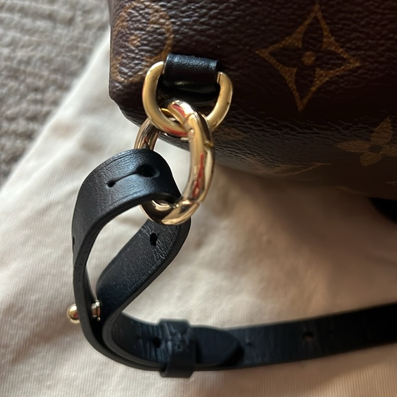 Louis Vuitton Monogram Montsouris BB backpack with fuchsia interior - Picture 3 of 6